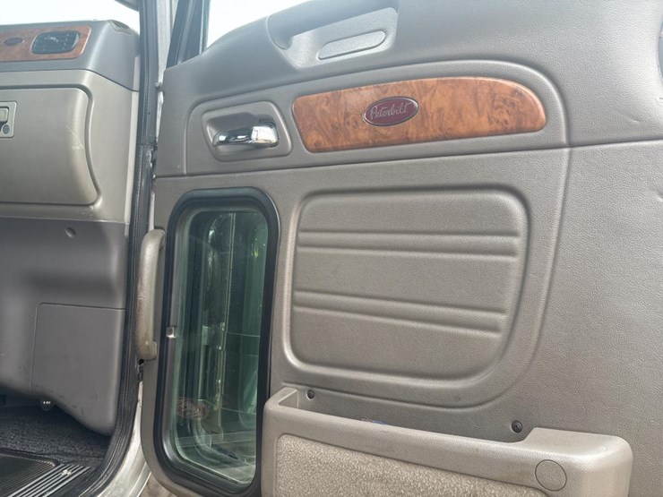 2006-peterbilt-379-image-29