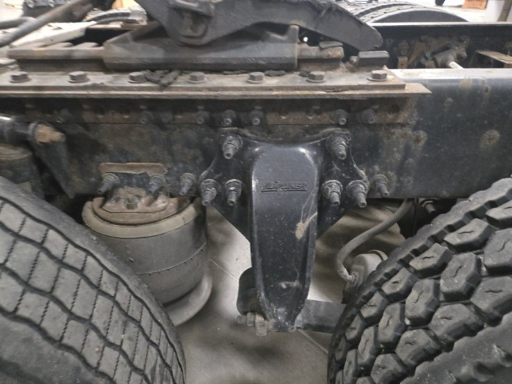 #2298-•-2015-freightliner-cascadia-day-cab-truck-tractor-image-35