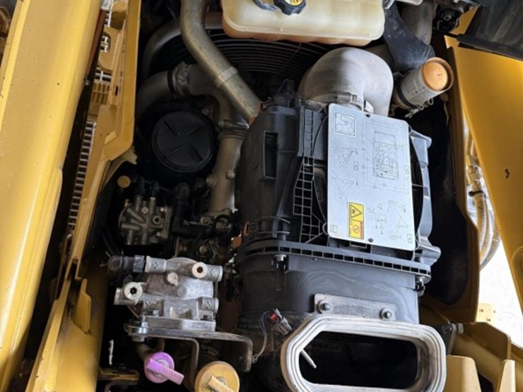 2018-caterpillar-420f2-image-16