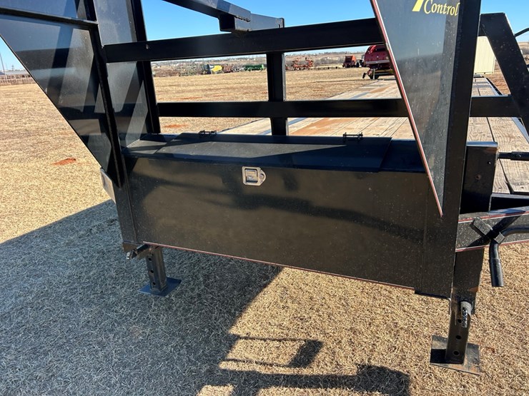 #89-•-2024-diamond-t-gn-flatbed-image-12