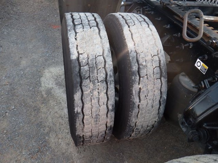 2017-peterbilt-587-image-18