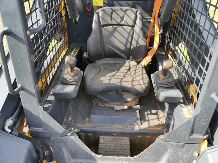 2020-deere-317g-image-13