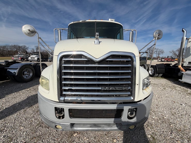 2016-mack-pinnacle-cxu613-image-25
