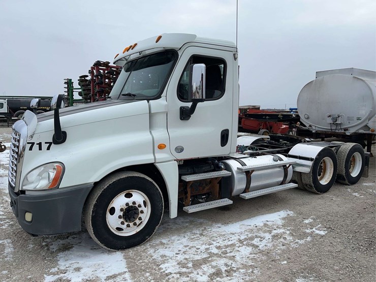 2014-freightliner-cascadia-125-image-2
