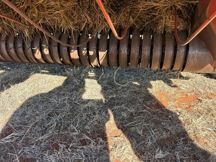 hesston-560-image-13