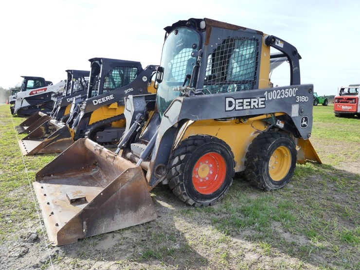 2010-deere-318d-image-2