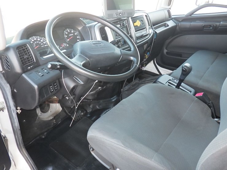 2020-hino-268a-image-11