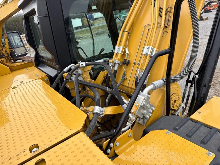 2021-caterpillar-330-image-26