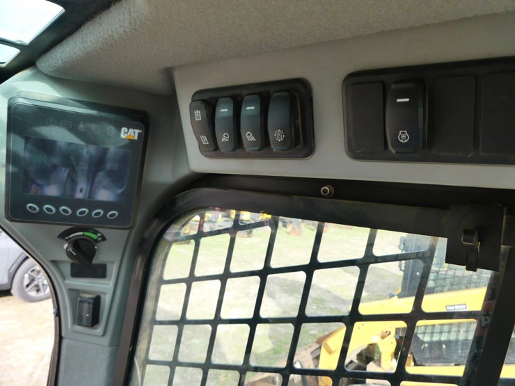 2021-caterpillar-299d3-image-17