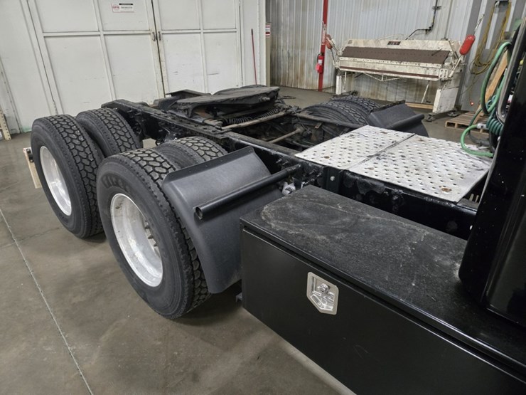 #2295-•-2016-freightliner-cascadia-day-cab-truck-tractor-image-25