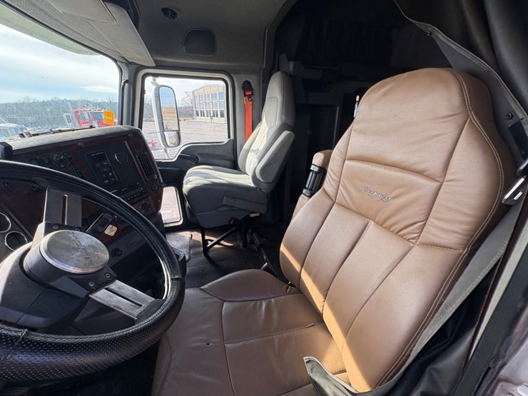 #30491-•-2012-mack-cxu613-tandem-axle-truck-tractor-image-18