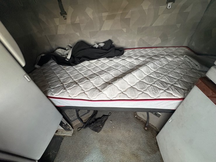 #30702-•-2011-volvo-vnl-tandem-axle-truck-tractor-image-15