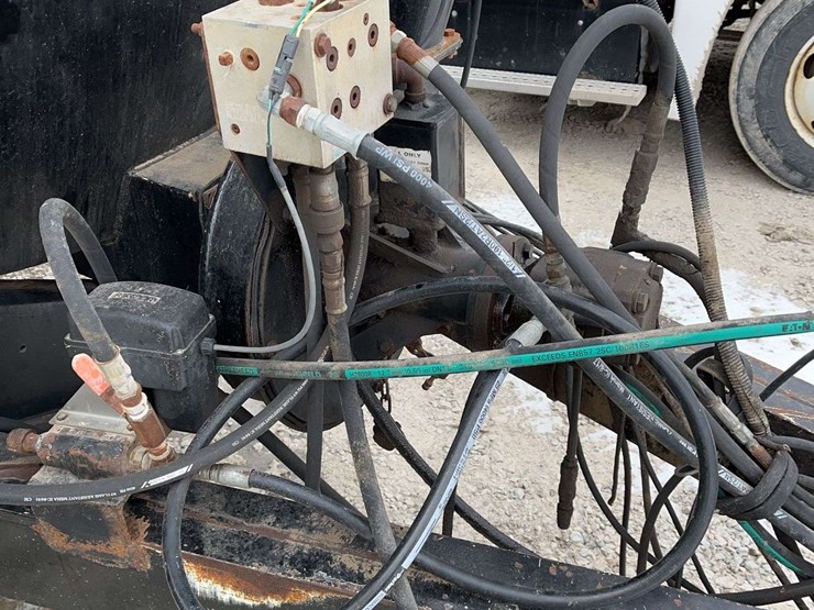 balzer-manure-tank-with-raven-computer-control,-for-knifing-in-manure,-6800-gallon-tank,-hydraulic-pump,-no-pto-image-4