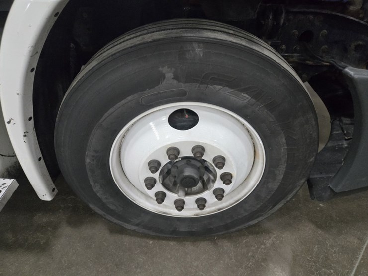 #2298-•-2015-freightliner-cascadia-day-cab-truck-tractor-image-70