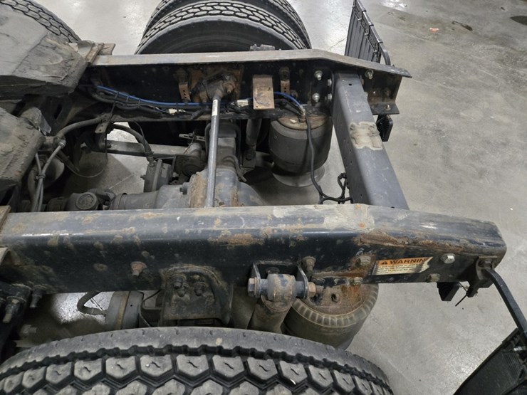 #2298-•-2015-freightliner-cascadia-day-cab-truck-tractor-image-34