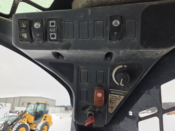 deere-320e-image-33