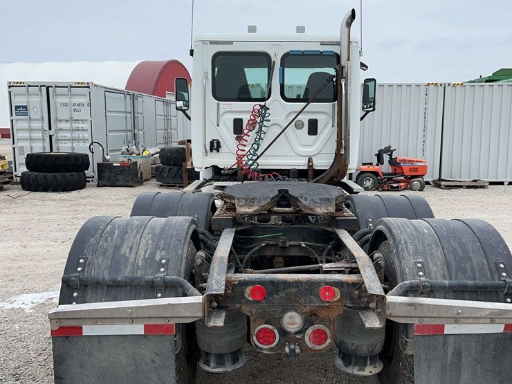 2014-freightliner-cascadia-125-image-8