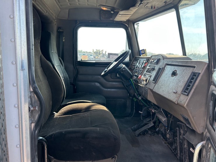 2009-peterbilt-340-image-8