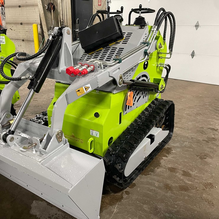 #4038 • 2025 Unused Landhero Mini Skid Steer Loader (O9)