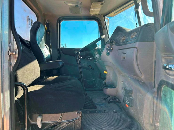 2016-peterbilt-365-image-10