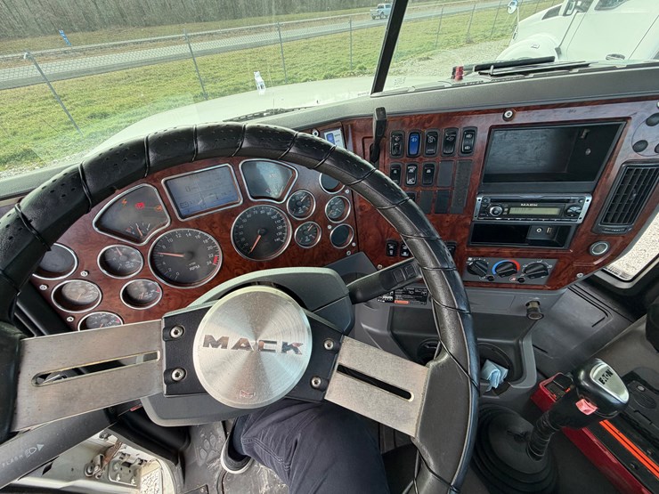 2014-mack-pinnacle-chu613-image-33