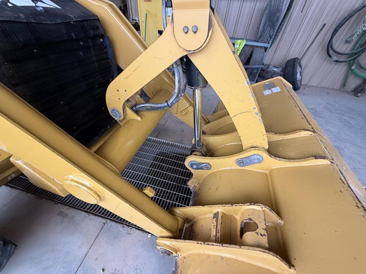 2018-caterpillar-420f2-image-13