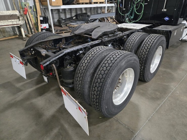 #2295-•-2016-freightliner-cascadia-day-cab-truck-tractor-image-24