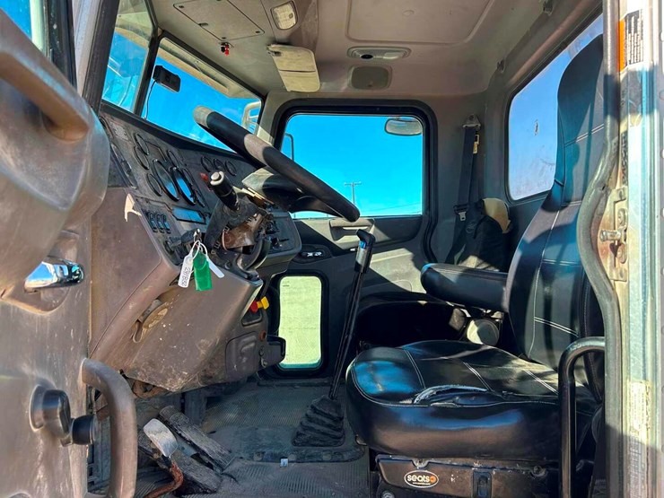 2016-peterbilt-365-image-11