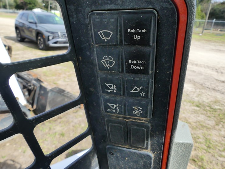 2020-bobcat-t76-image-17