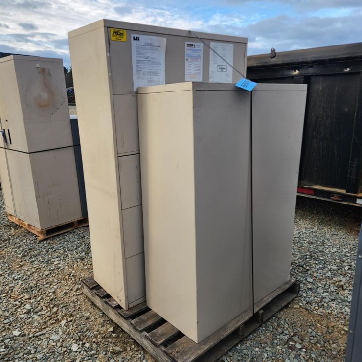 #6047 • (2) Cabinets