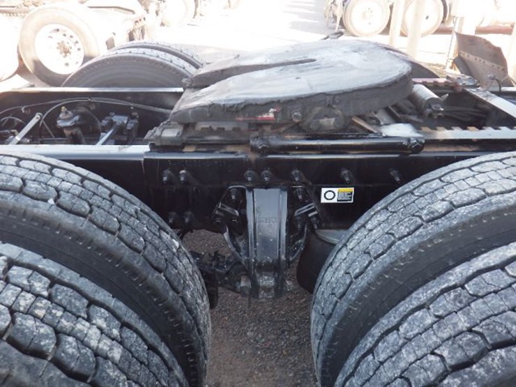 2017-peterbilt-587-image-8