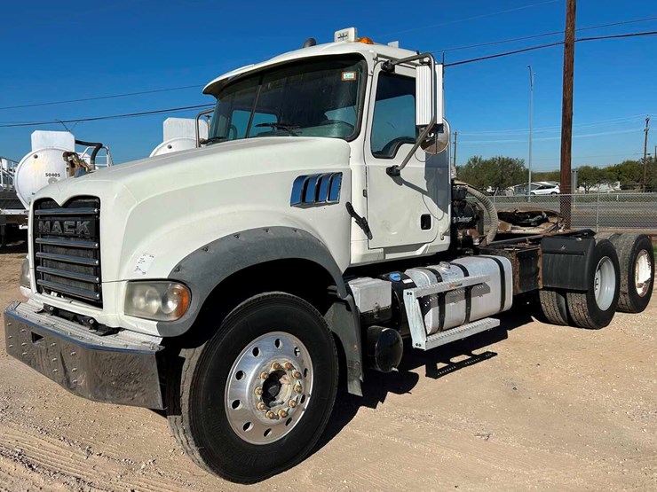 2020-mack-granite-image-1