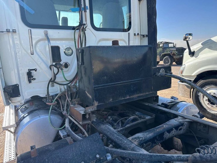 2013-freightliner-cascadia-image-6