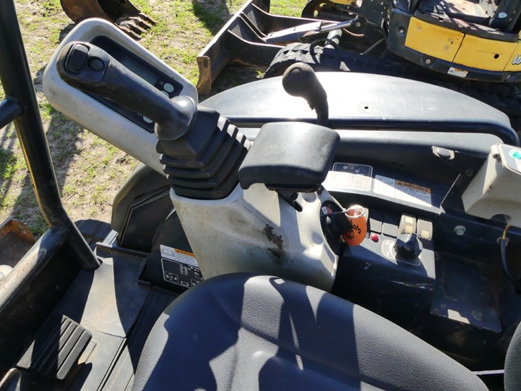 2016-yanmar-vio25-image-12