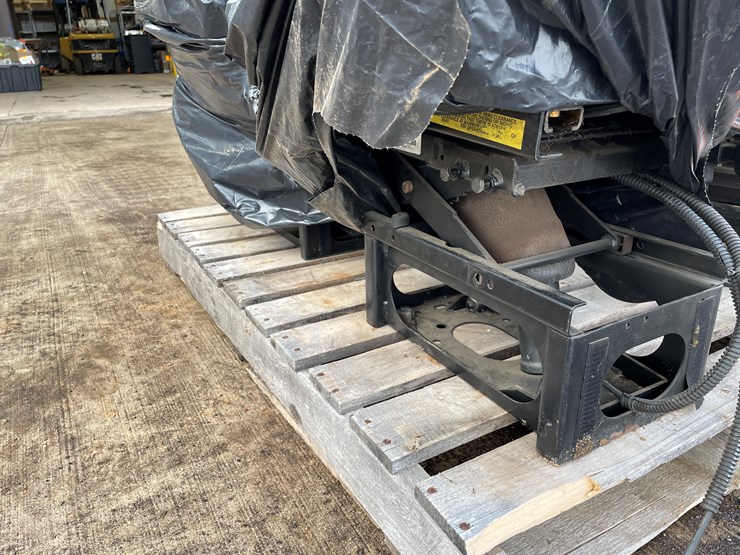 #1319-•-(4)-air-ride-seats-image-4