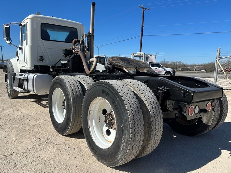 2020-mack-gr64ft-daycab-image-6