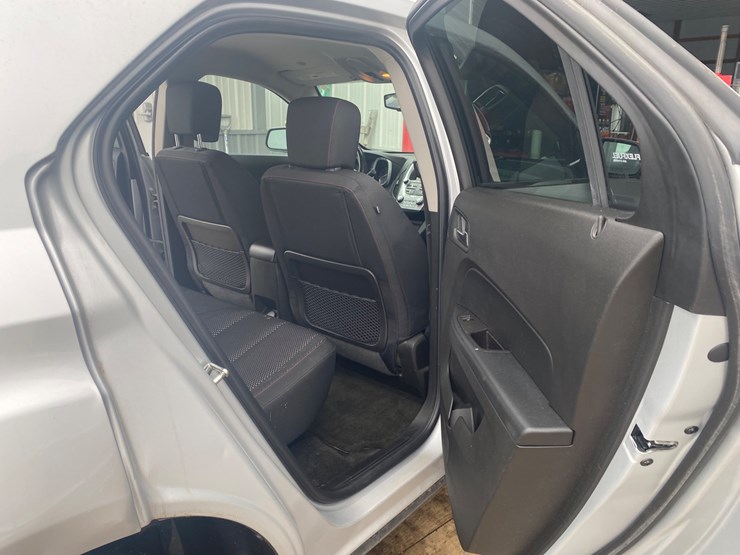 2015-chevrolet-equinox-lt-image-17