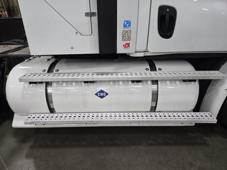 #2298-•-2015-freightliner-cascadia-day-cab-truck-tractor-image-11