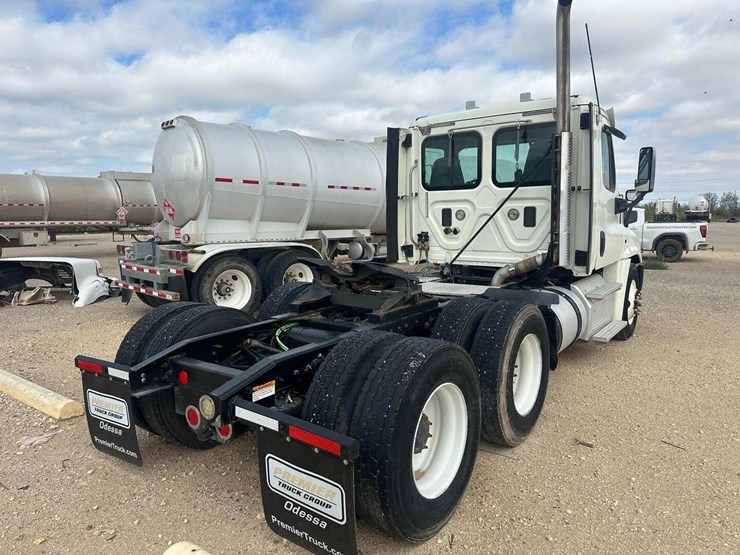 2014-freightliner-cascadia-image-3