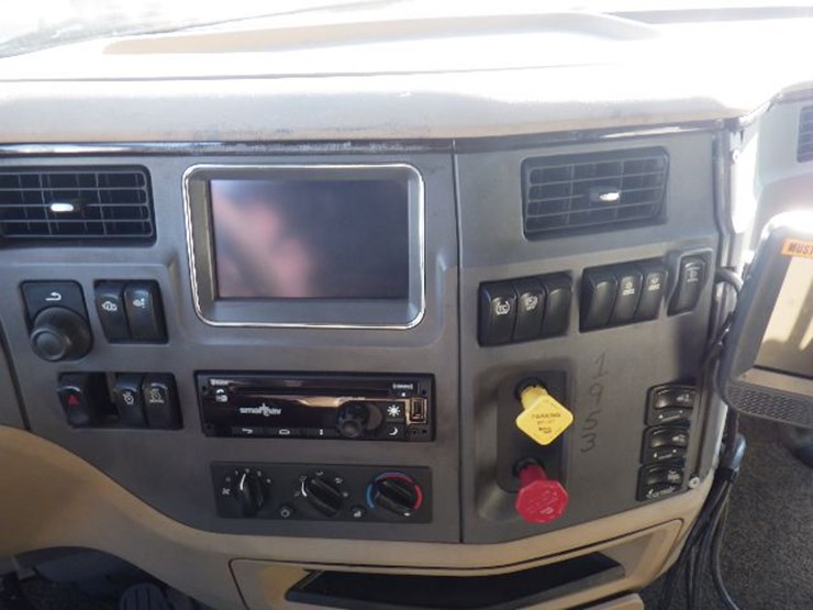 2017-peterbilt-587-image-23