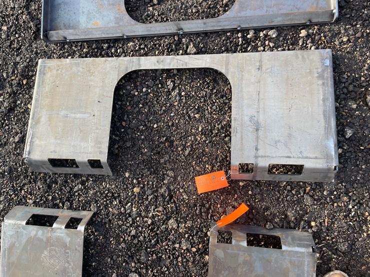#1185-•-unused,-skidsteer-open-center-weldable-quick-attach-plate-image-2