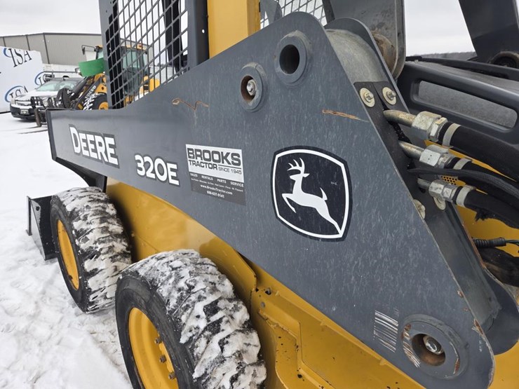 deere-320e-image-13