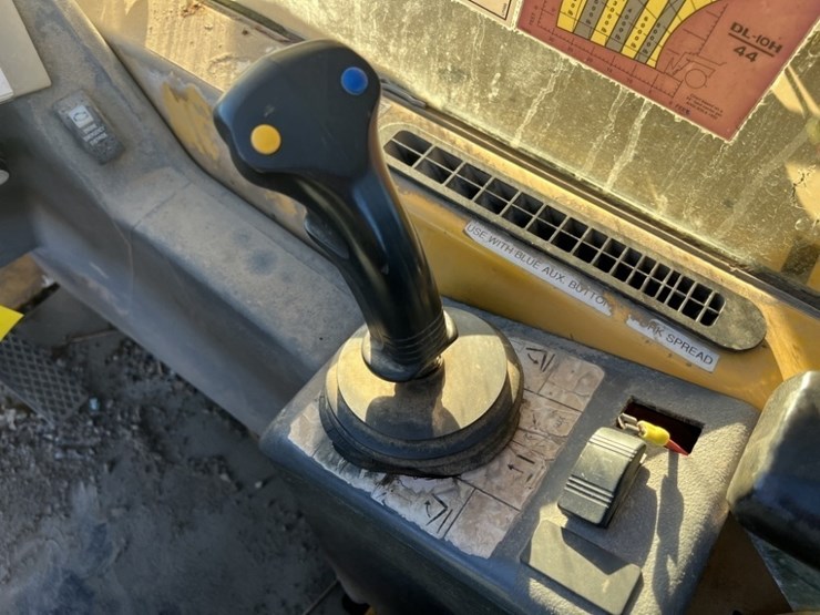 2004-gehl-dl10h44-image-23