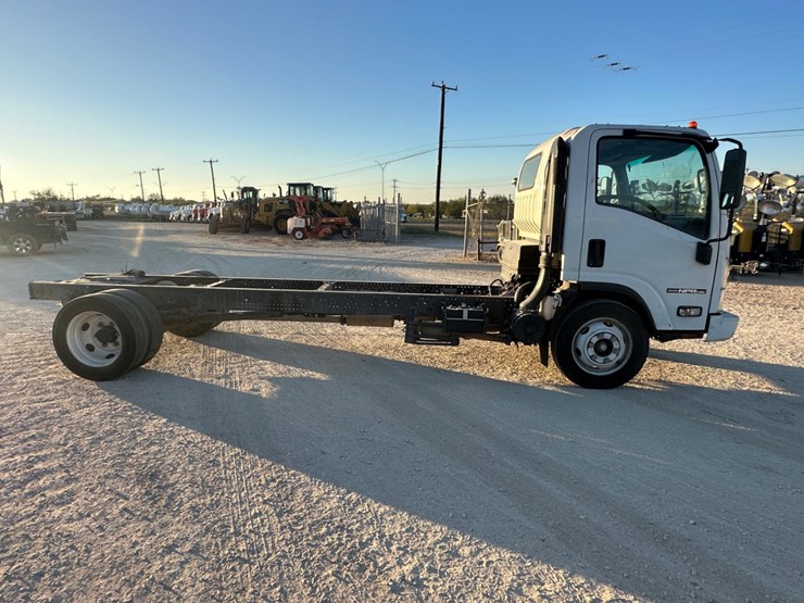 2021-isuzu-npr-image-4