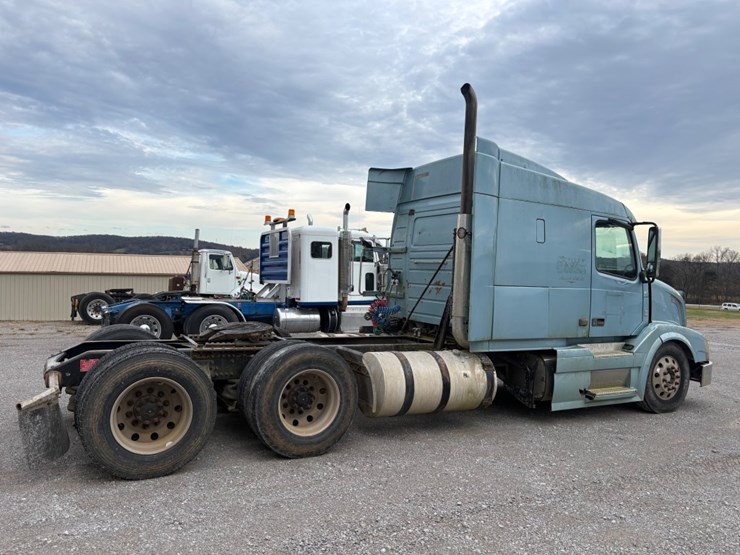 #30702-•-2011-volvo-vnl-tandem-axle-truck-tractor-image-4