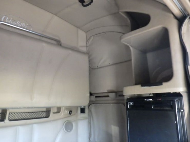 2017-peterbilt-587-image-7