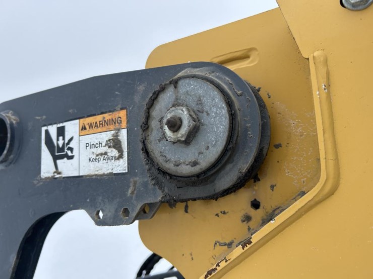 deere-320e-image-21