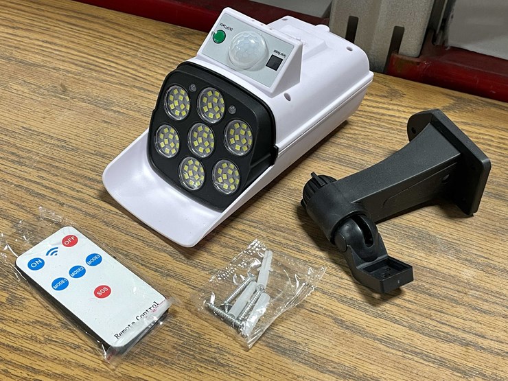 #2073-•-solar-sensor-light-with-remote-(t2)-image-2