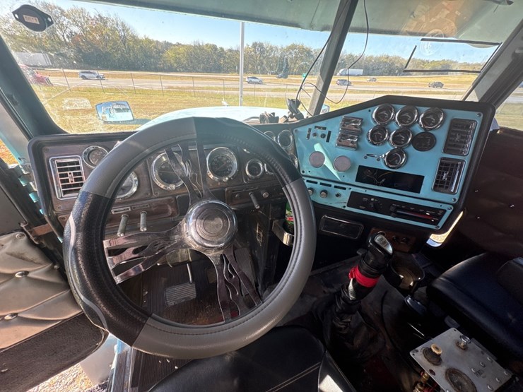 1993-freightliner-fld120-image-18