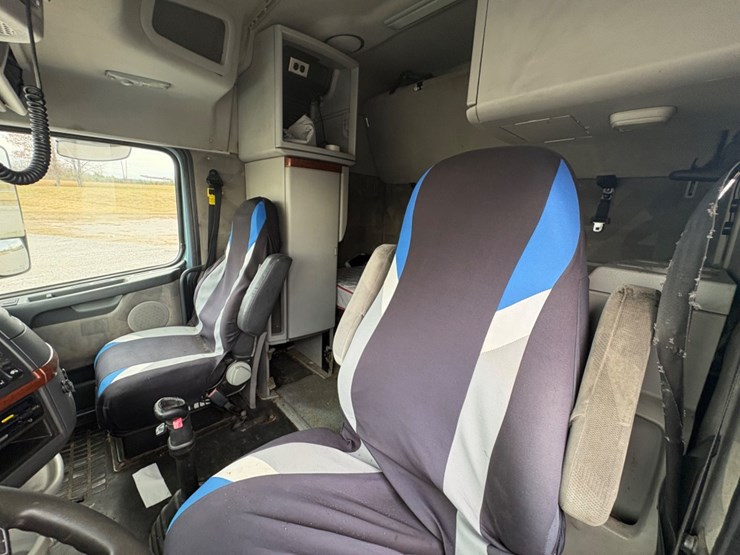 #30702-•-2011-volvo-vnl-tandem-axle-truck-tractor-image-17